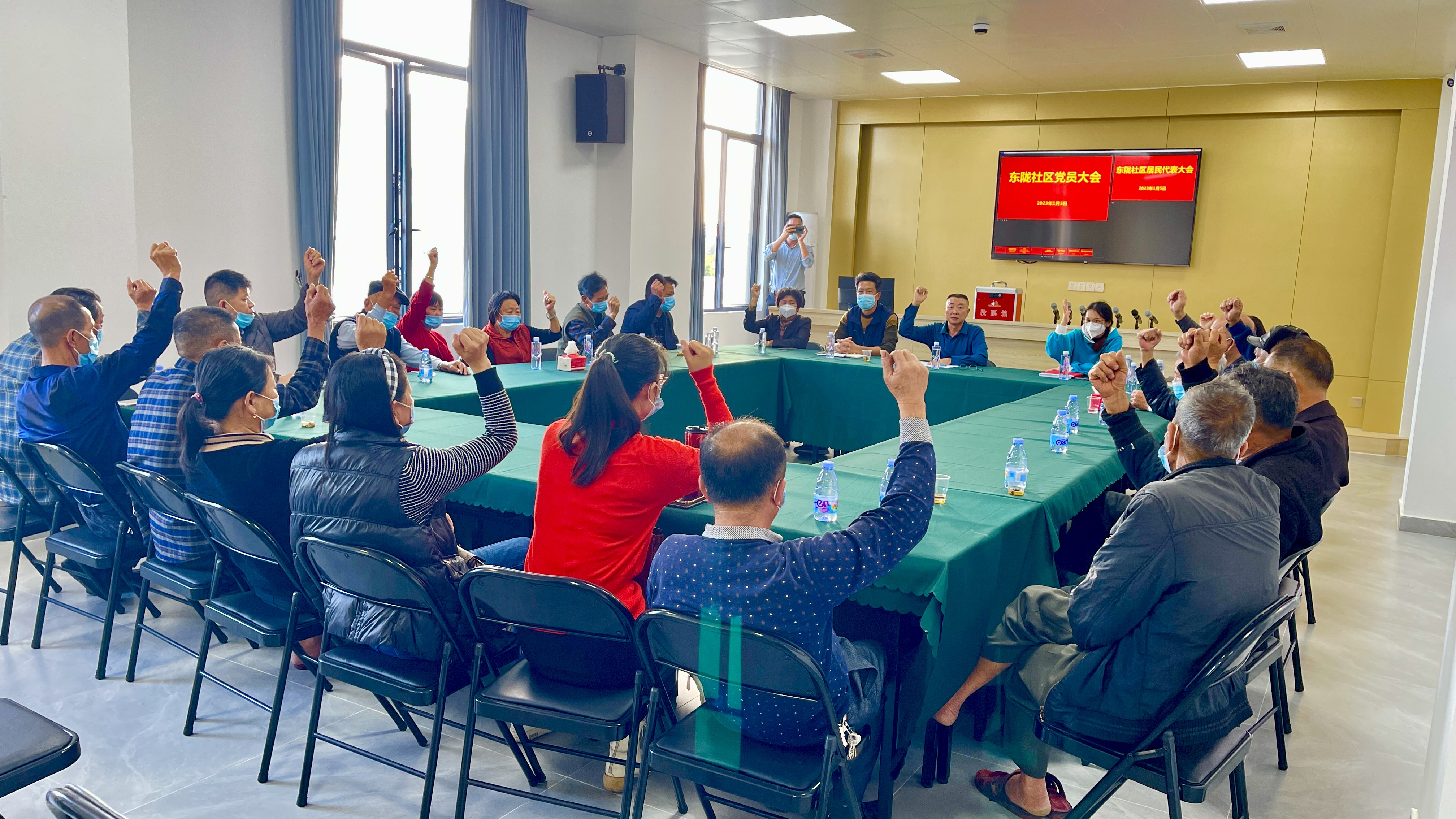 Ⅲ-31-②（現場圖片）2023年1月5日濱海街道東隴社區居委會、社區黨支部、業主委員會、物業公司和居民代表共同商討社區重大事務（1）.jpg
