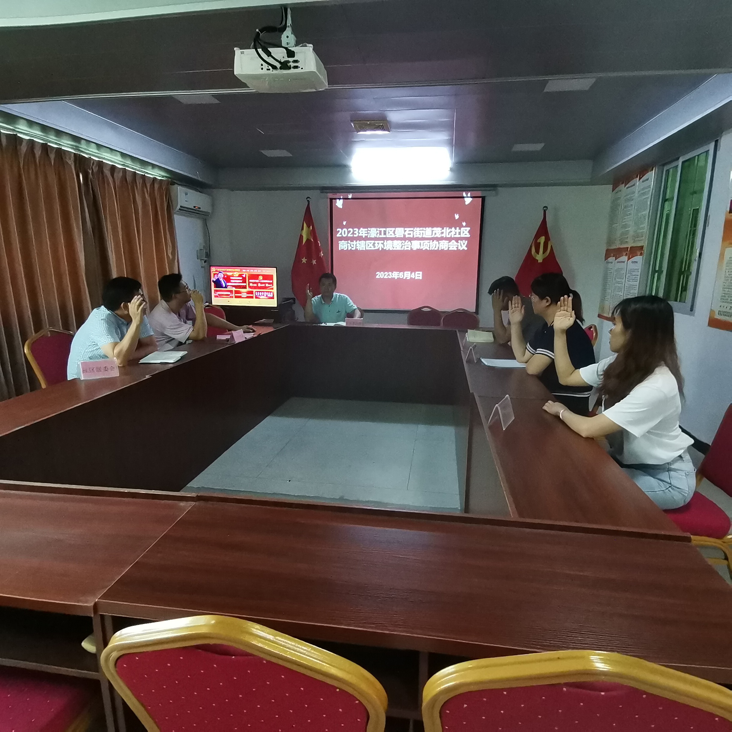 2.Ⅲ-31-②（現場照片）2023年6月4日，濠江區石街道茂北社區社區黨支部、居委會成員、居民代表共同商討社區重大事項決策票決.jpg