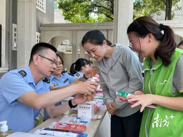 執(zhí)法人員針對不同群體開展服務(wù)指導(dǎo)。 南方+ 余丹 拍攝 圖片